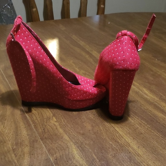 Restricted Red Wedge heels - Picture 4 of 4
